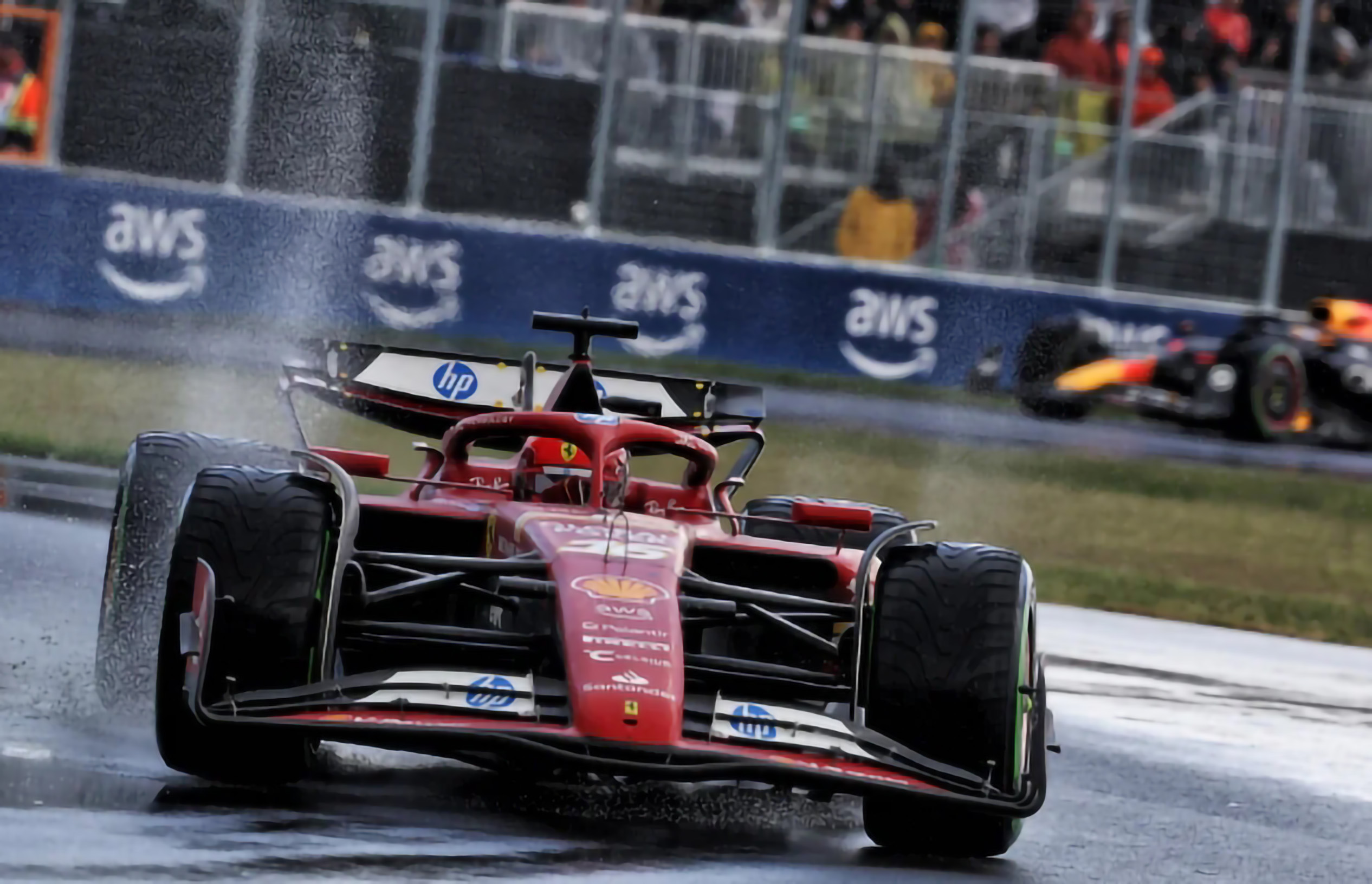 法拉利碾压阿斯顿马丁，拉塞尔关键制胜