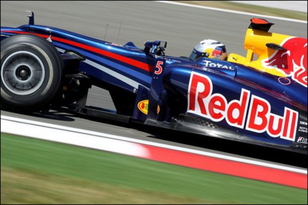 雷诺车队翻盘红牛车队，拉塞尔带队取胜