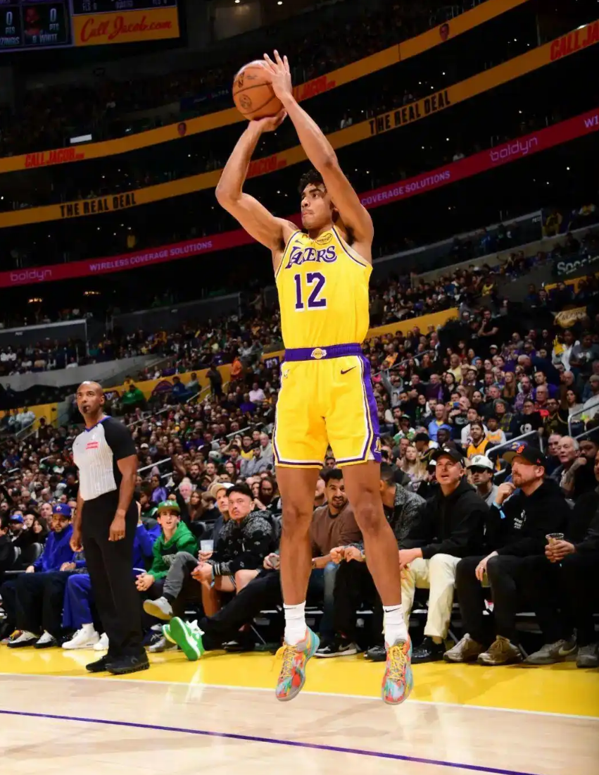 凯尔特人险胜湖人,布克点燃赛场 凯尔特人险胜湖人,布克点燃赛场