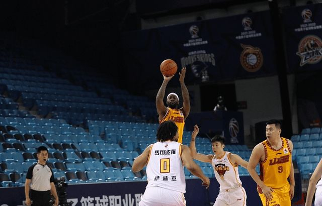 上海队险胜山西队,布克刷新纪录 上海队险胜山西队,布克刷新纪录