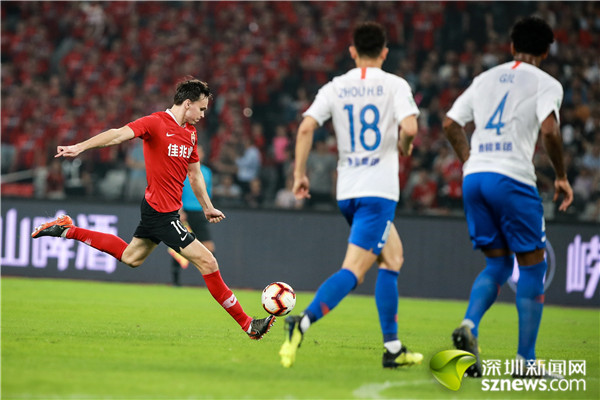 恒大客场逼平鲁能，保持领先