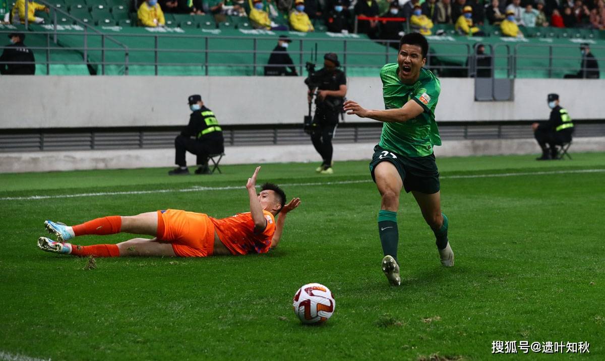 恒大客场逼平鲁能，保持领先