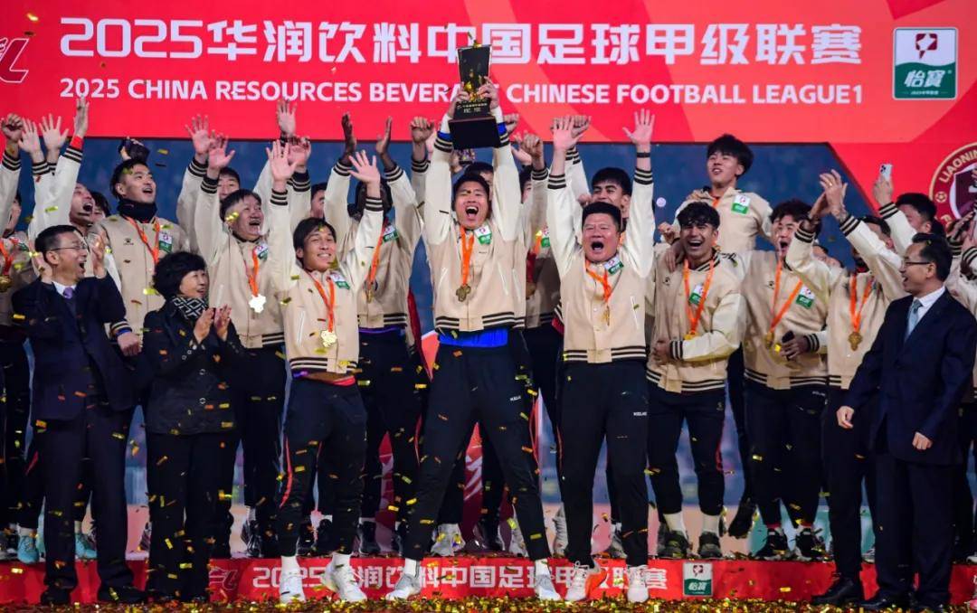 中国队在足球比赛中奋勇争先