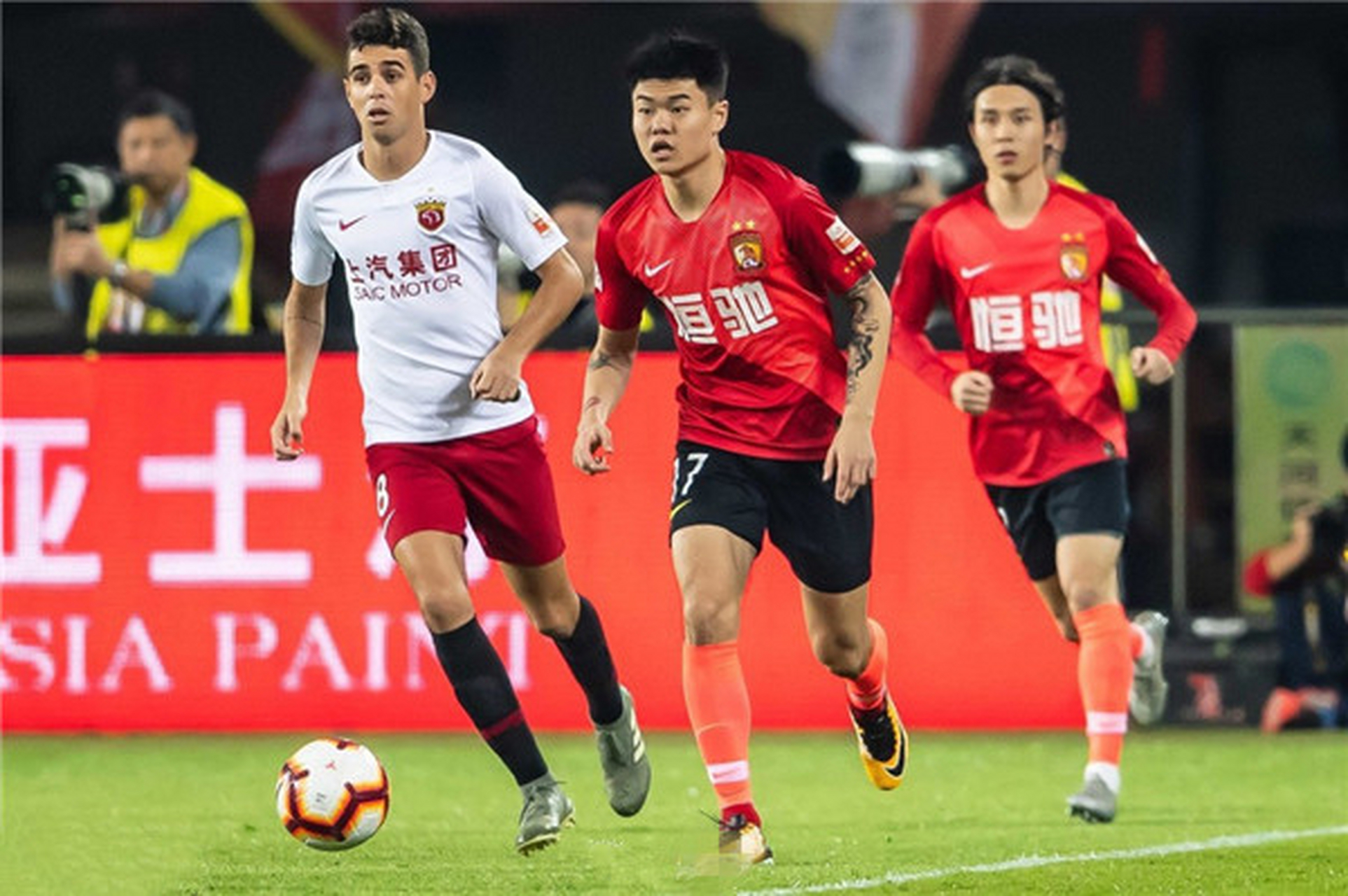 广州恒大备战关键比赛，球队士气高昂备受关注