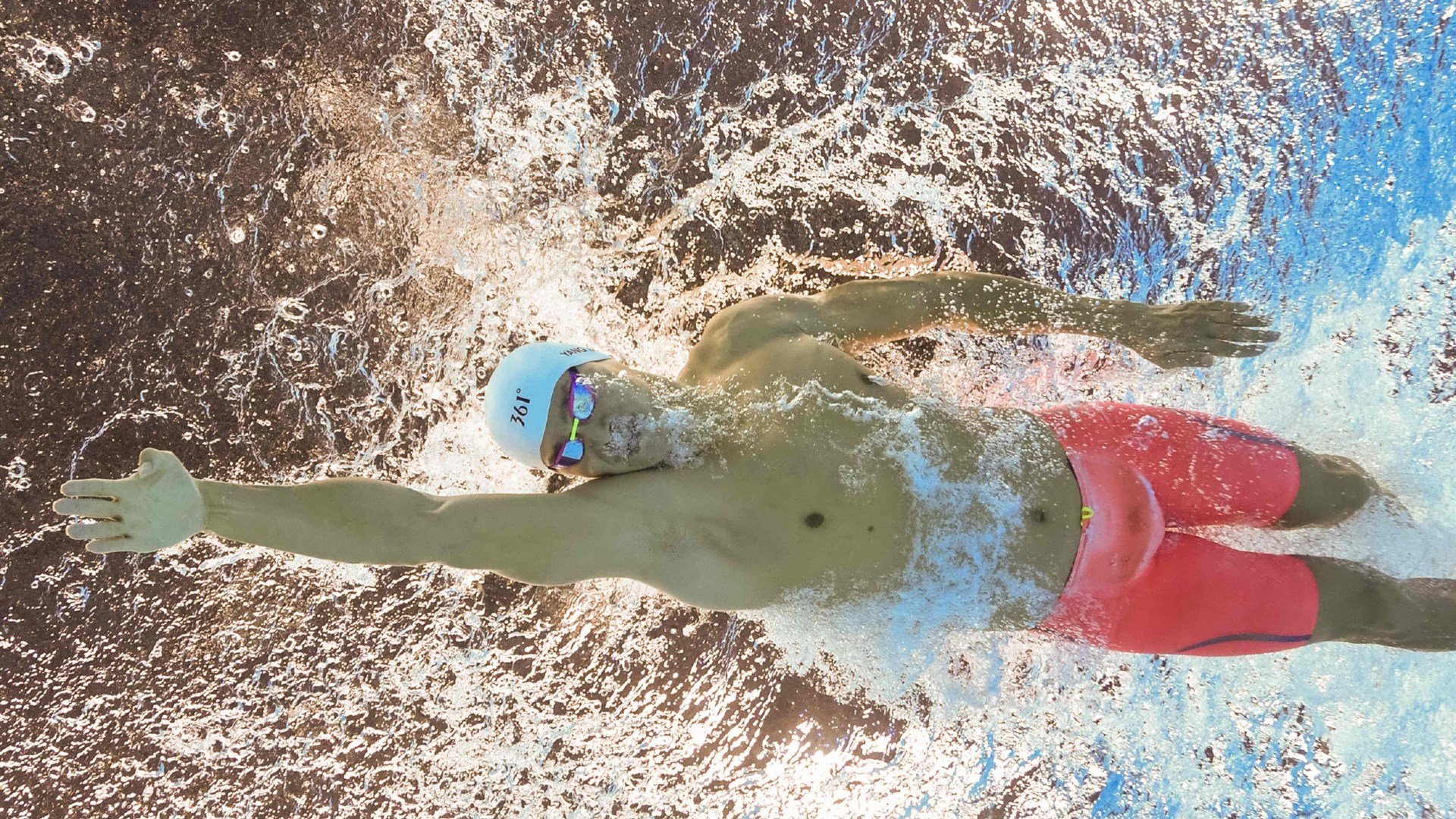 文班亚马的证明之战，当新星在热火与76人的对决中升起